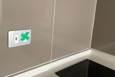 Toma USB mal instalada