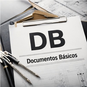 Documento Básico (DB) del CTE sobre mesa técnica con planos de edificación, portapapeles y herramientas de diseño.