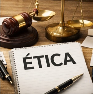 Cuaderno con la palabra Ética junto a una balanza de justicia y documentación técnica de construcción en España.
